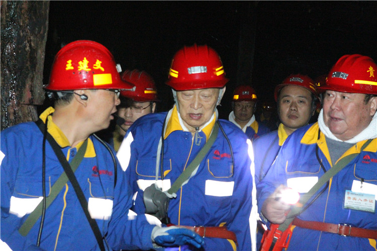 宋院士、張?jiān)菏恳恍邢戮暡旃ぷ?，?tīng)取礦方匯報(bào)